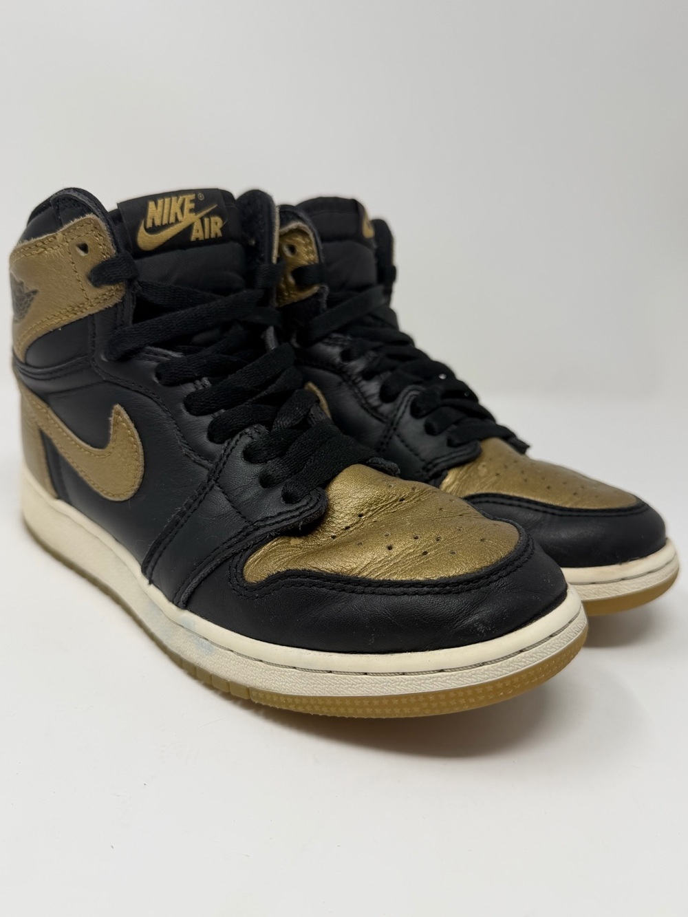 Nike Air Jordan 1 Retro High OG - Black & Metallic Gold Sz. 4.5y